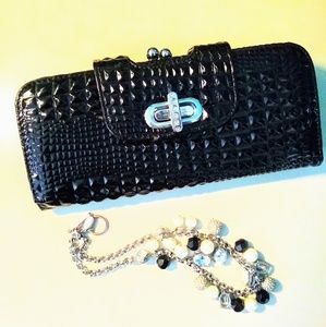 Black clutch
